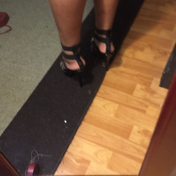Black heels - Picture 3 of 7
